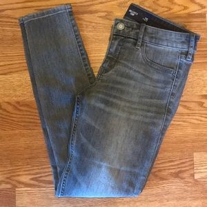 HOLLISTER CROP JEANS, SIZE 25.